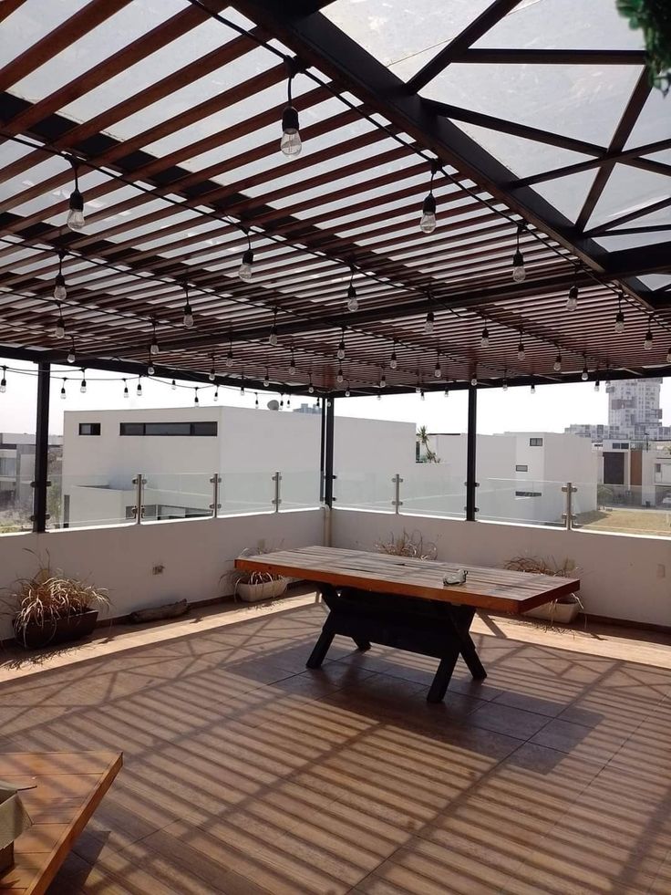 Çatı terasında çelik konstrüksiyon pergola