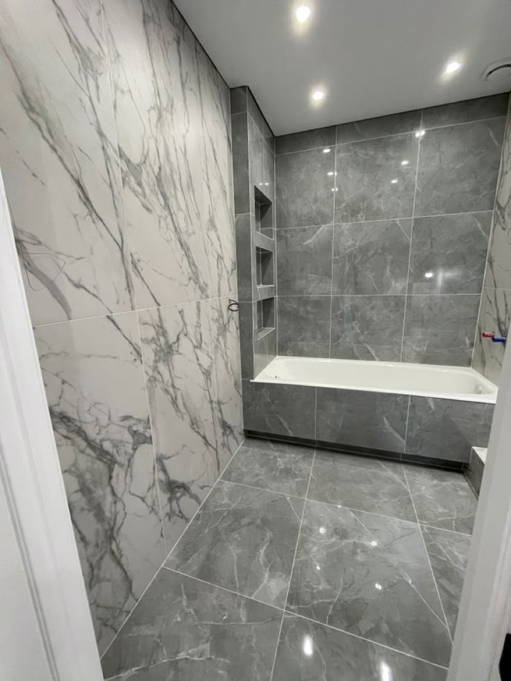Büyük ebat mermer desenli seramik kaplı, küvetli banyo